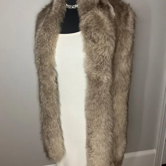 **STUNNING Real Fox Fur Wrap** - Picture 4 of 7